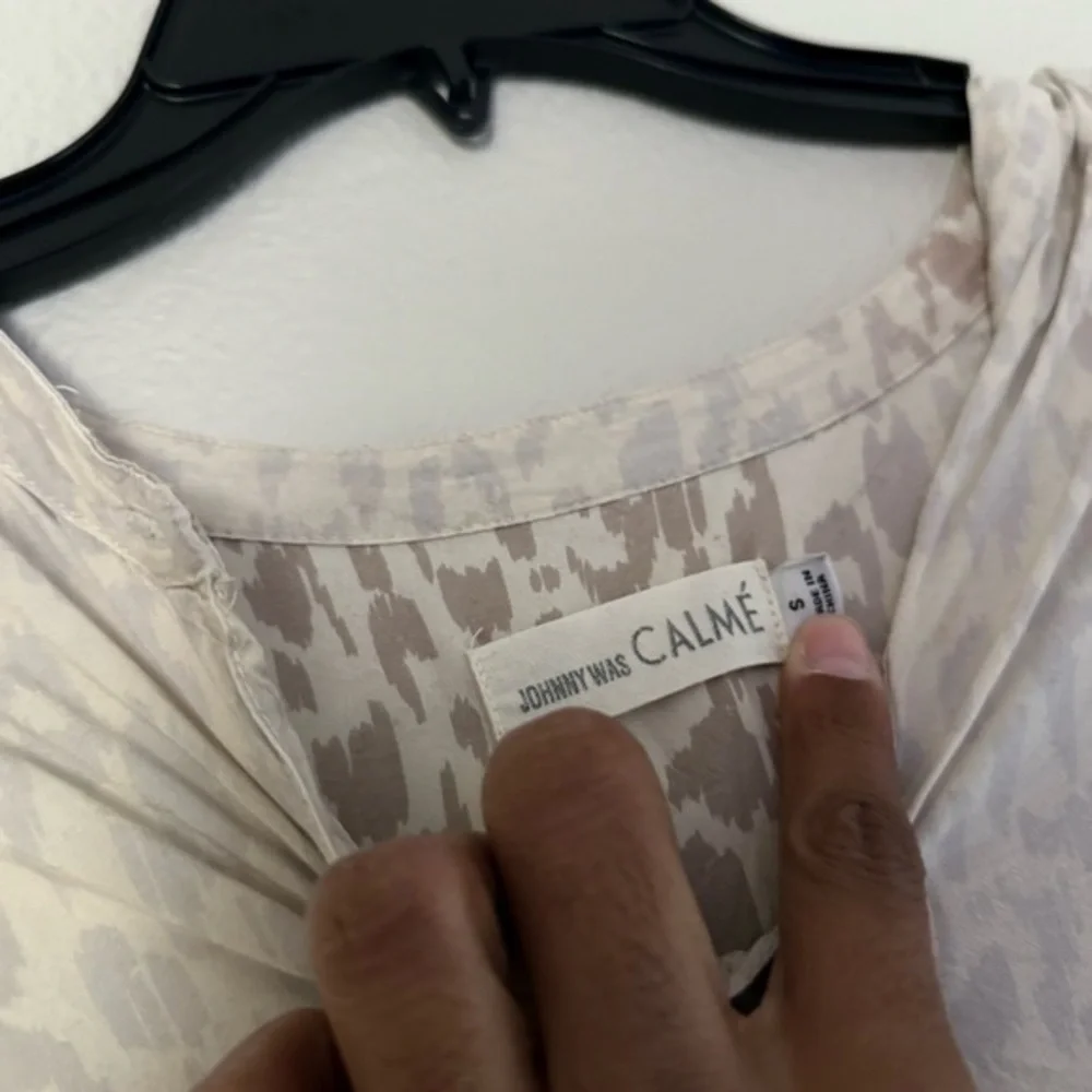 Johnny Was Calme Post Yoga Pullover Blouse BOHO Cream Cheetah Stripe Sz Small - Picture 5 of 7